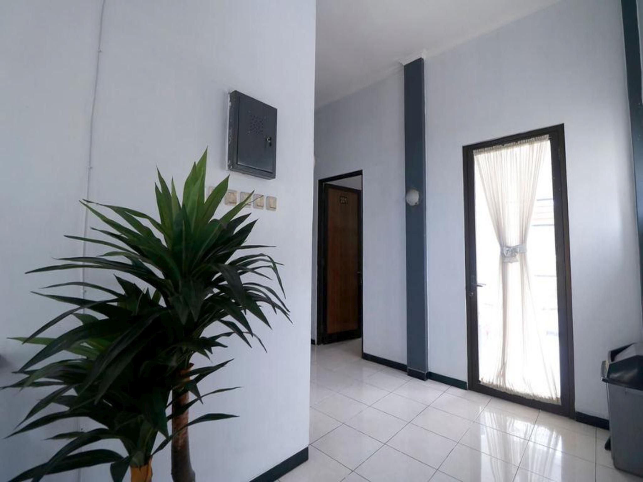 Reddoorz Plus Near Undip Tembalang Hotel Semarang Exterior photo